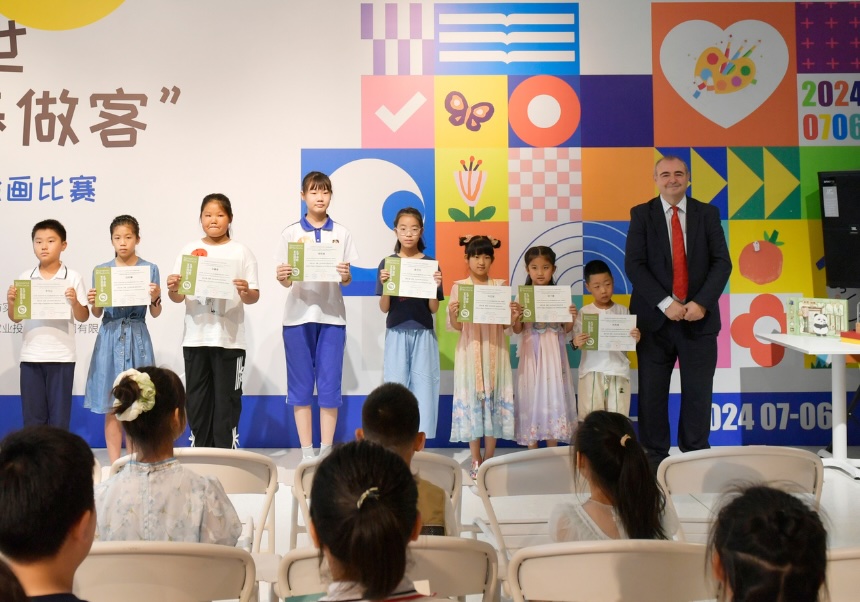 Vicent Andreu amb xiquetes i xiquets que han participat en el concurs